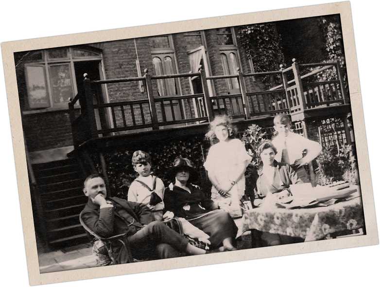 sir nicholas winton as a child with his parents and siblings circa 1920